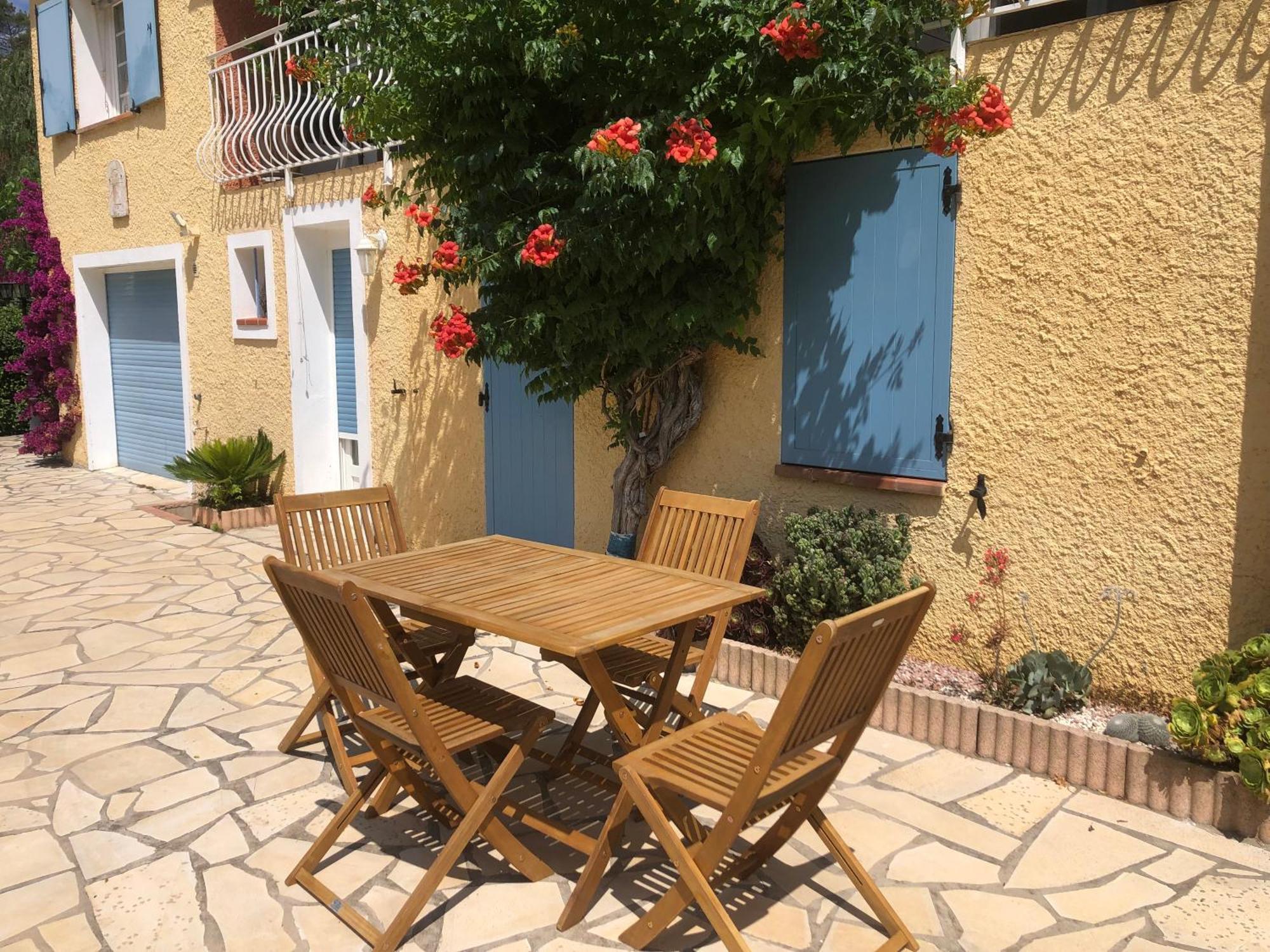 Appartement Dans La Colline Belgentier Exteriör bild